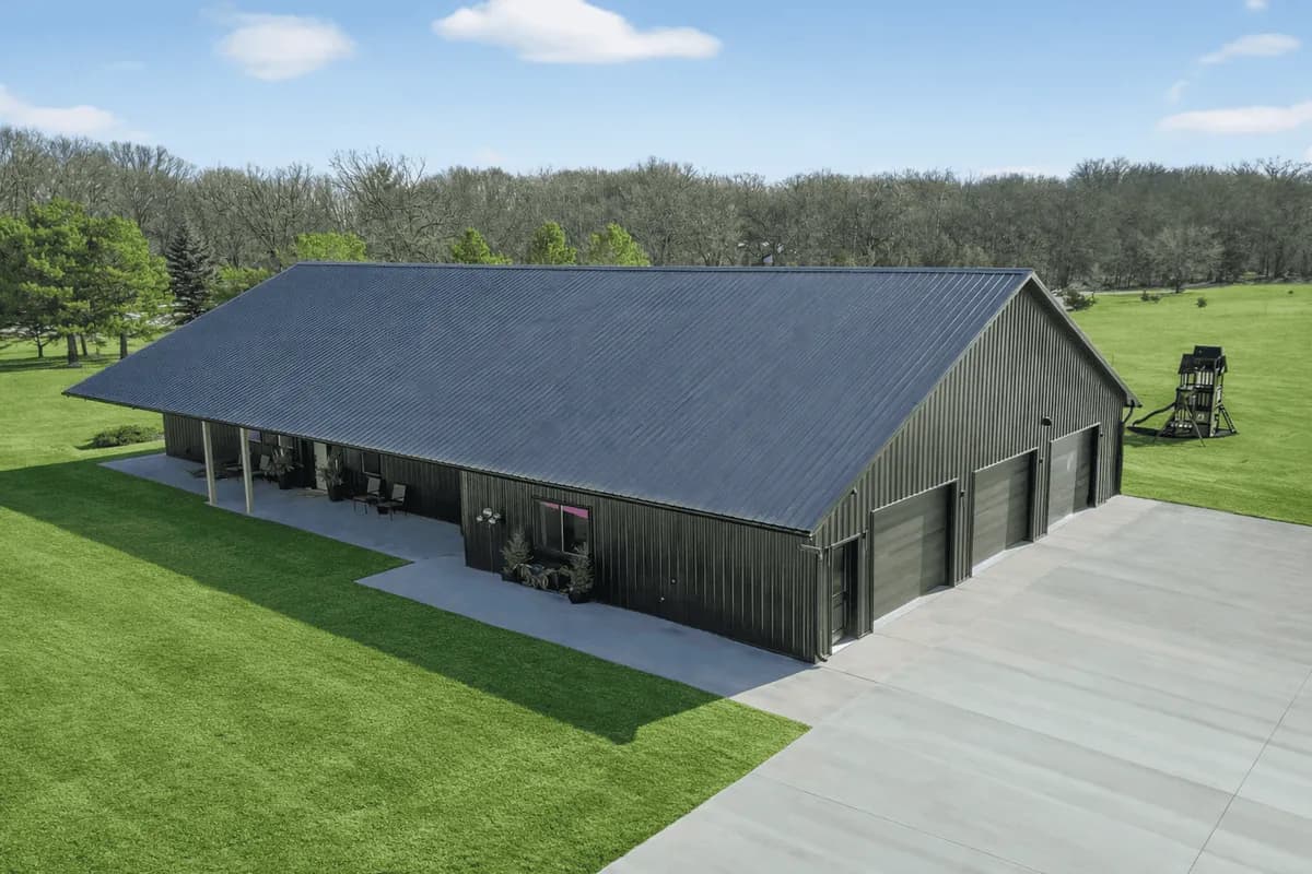 black barndominium